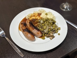 20210919 065121261 bangers and mash and peas.PORTRAIT