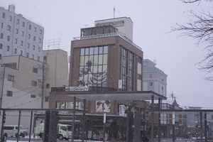 06697 snowing in takayama the great wave mural