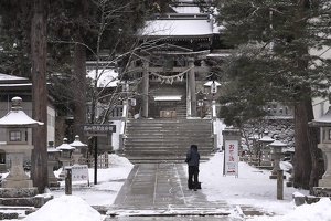 06811 shovelling in front of sakurayama hachimangu shrine v1