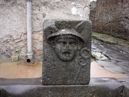 05579_man_with_hat_fountain
