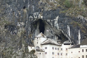 08346 predjama castle and cave