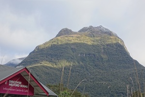 07771 discover milford sound and mtns