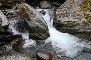 09495 water falling into pool v1