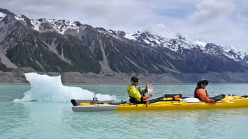 03075 jan carola chunk of ice aoraki v1