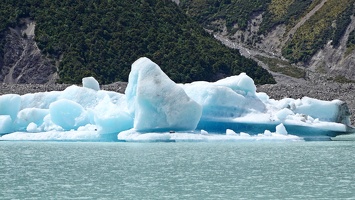 03138 iceberg closer up v1