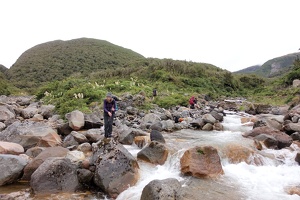 09799 walking along the stony river v1