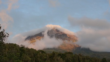 09979 golden hour maunga with clouds v1