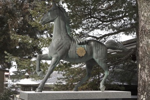 06838 horse statue