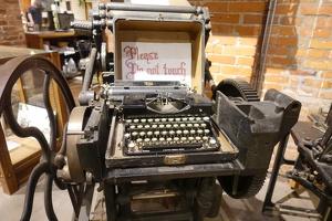 01133 typewriter plz do not touch