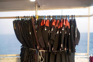 05104 wetsuits v1