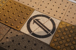 09037 north wayfinding arrow