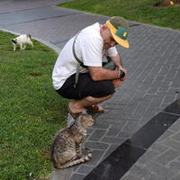 02487 erwan with a cat v1