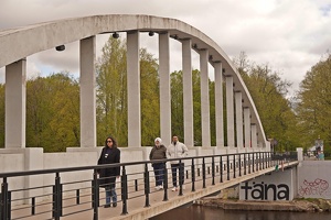 03809 strolling on the arch bridge v1