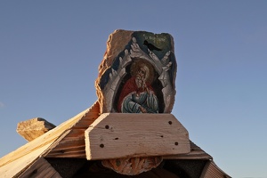 06677 painted rock atop shelter with crow v1