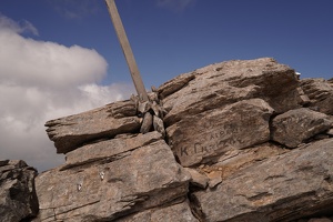 06899 bolts and post